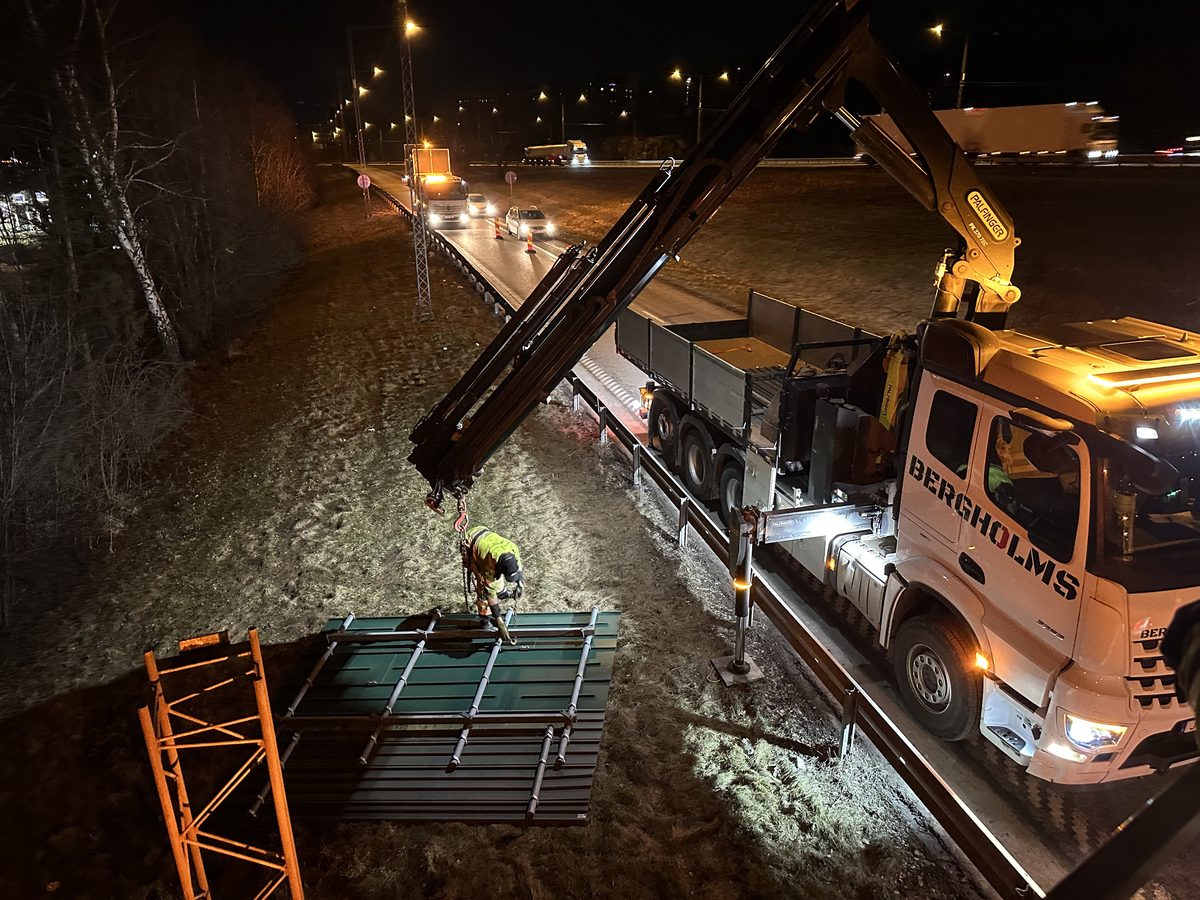 Bergholms vid ett nattligt vägarbete i Västerås med TMA-bil som skydd mot passerande trafik